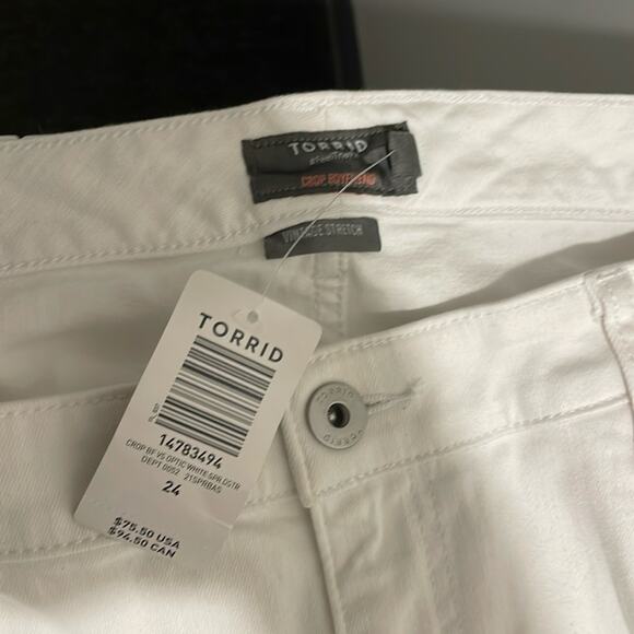 Torrid Brand White Crop Boyfriend Straight Vintage Stretch Mid-Rise Jean NWT 24 - Picture 2 of 4